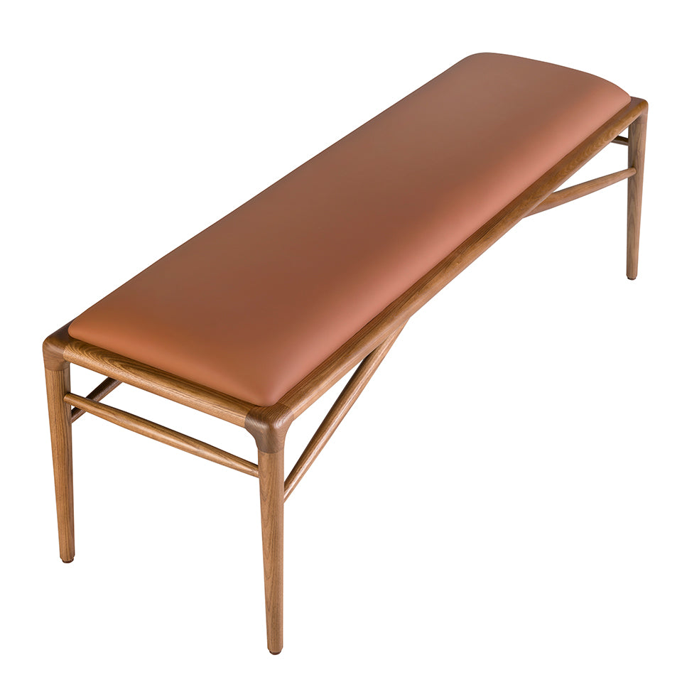 Banco de cuero marrón con patas de madera de nogal de Angel Cerdá