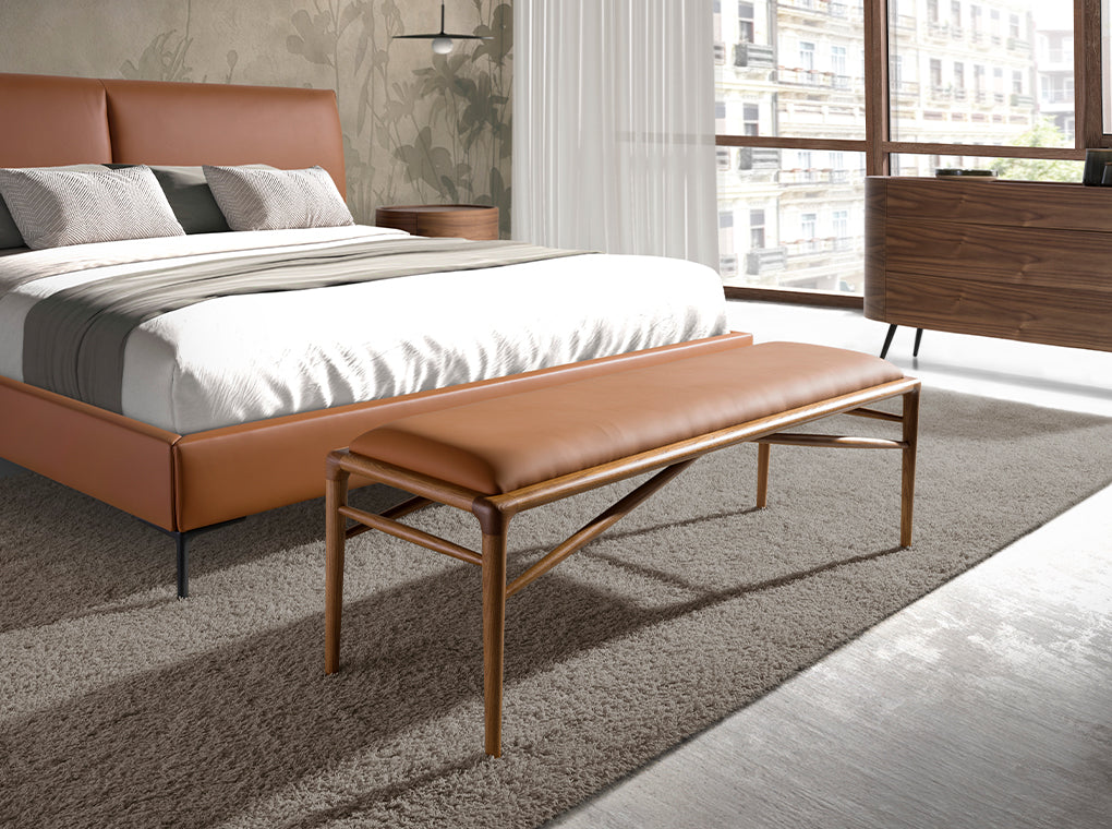 Banco de cuero marrón con patas de madera de nogal de Angel Cerdá