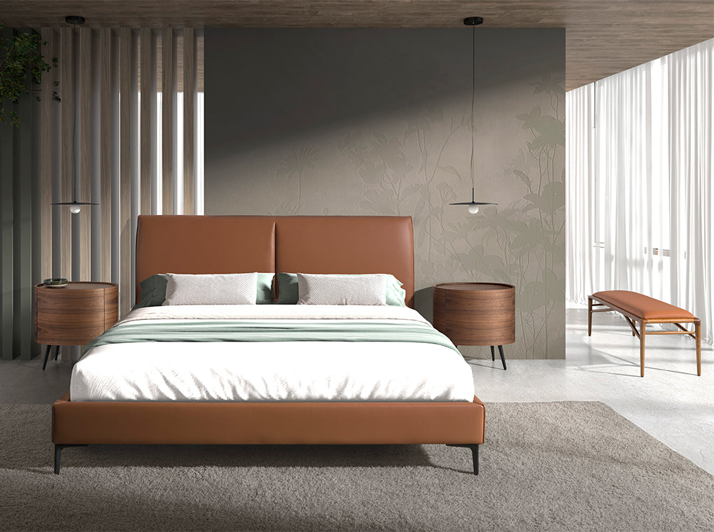 Banco de cuero marrón con patas de madera de nogal de Angel Cerdá