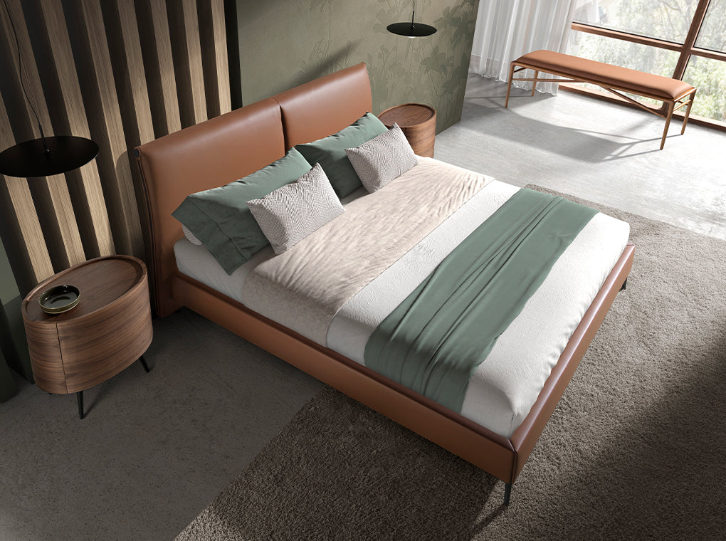 Banco de cuero marrón con patas de madera de nogal de Angel Cerdá