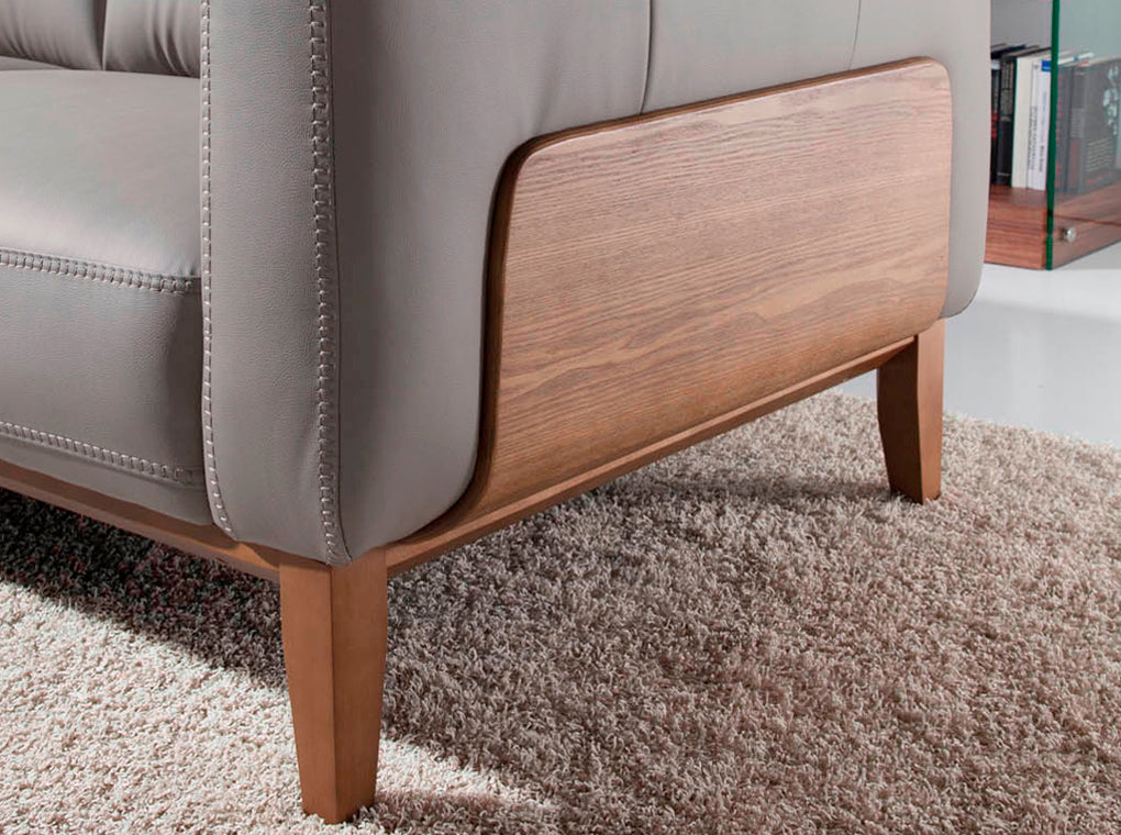 Sofá de piel tapizado con detalles de nogal Angel Cerdá