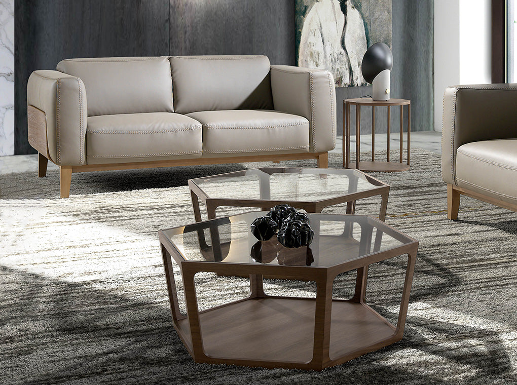 Sofá de piel tapizado con detalles de nogal Angel Cerdá