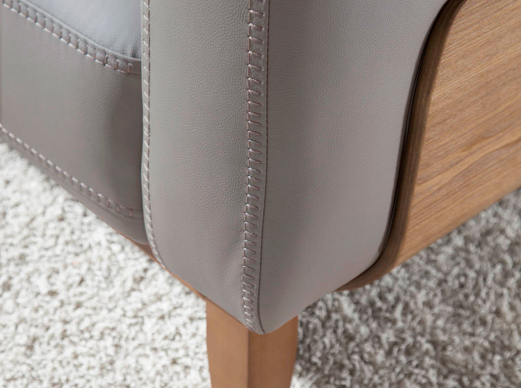 Sofá de piel tapizado con detalles de nogal Angel Cerdá