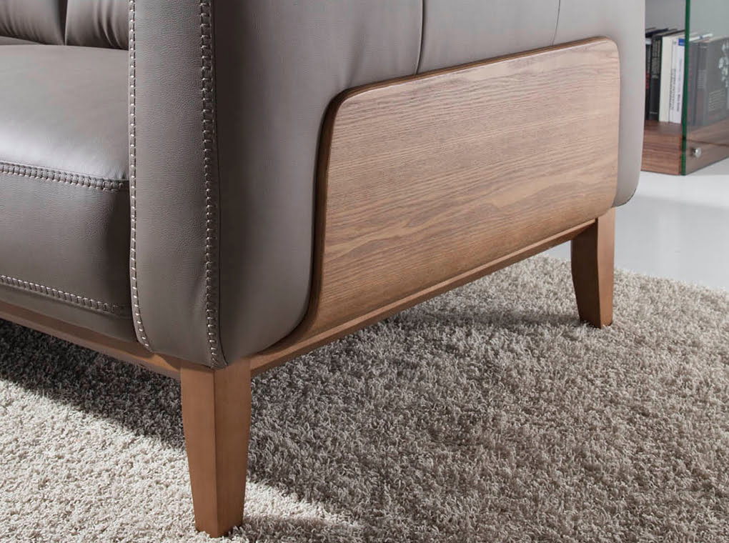 Sofá tapizado en piel con detalles de nogal Angel Cerdá