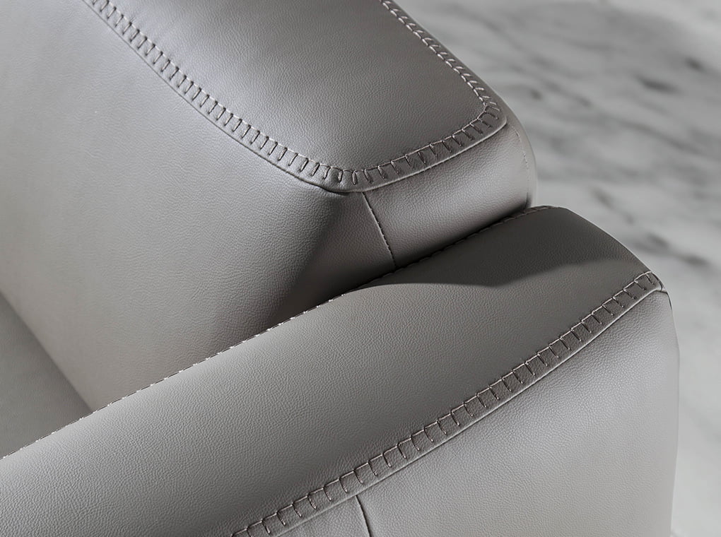 Sofá tapizado en piel con detalles de nogal Angel Cerdá