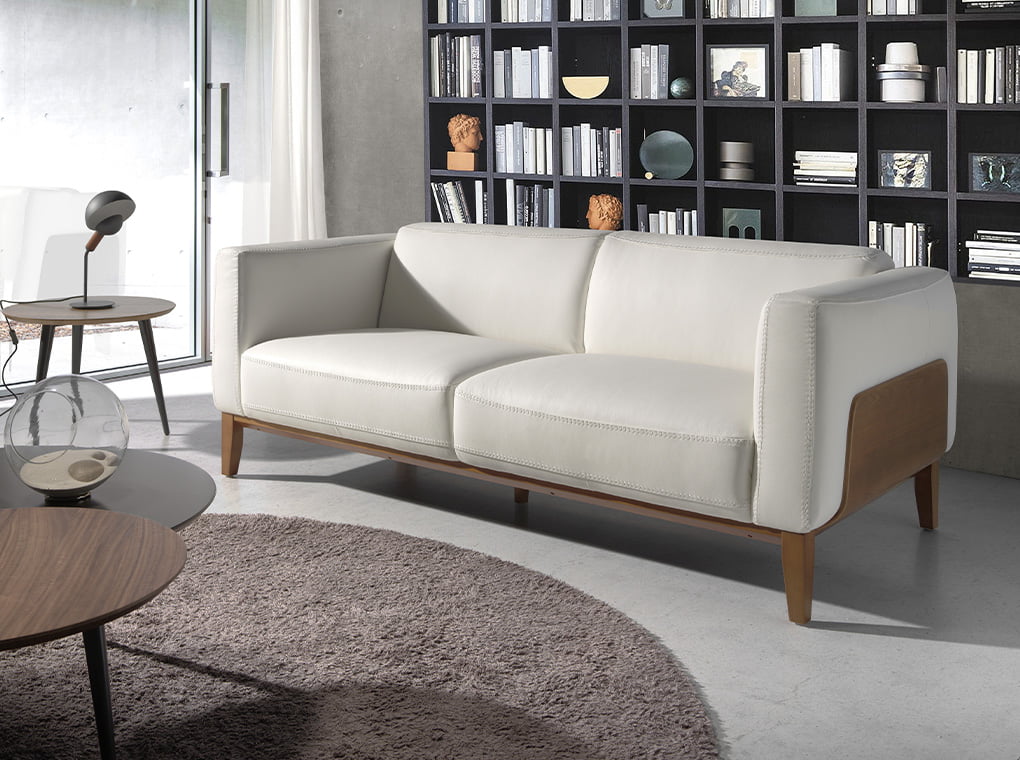 Sofá de diseño moderno tapizado en piel blanca Angel Cerdá.