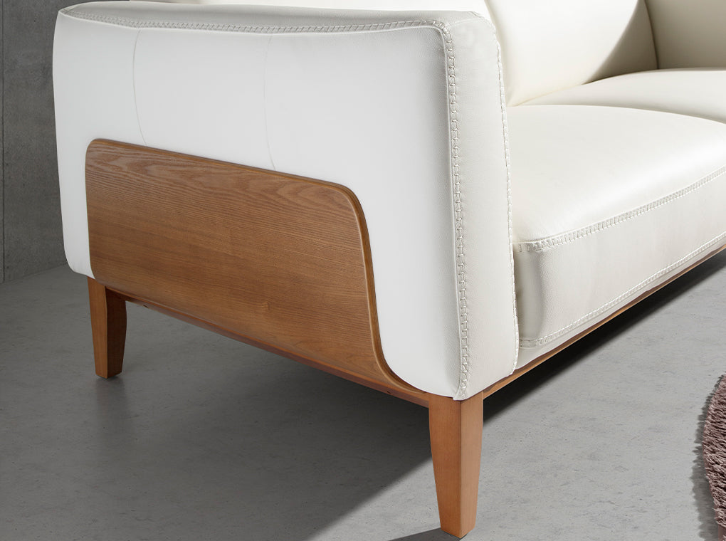 Sofá de diseño moderno tapizado en piel blanca Angel Cerdá.