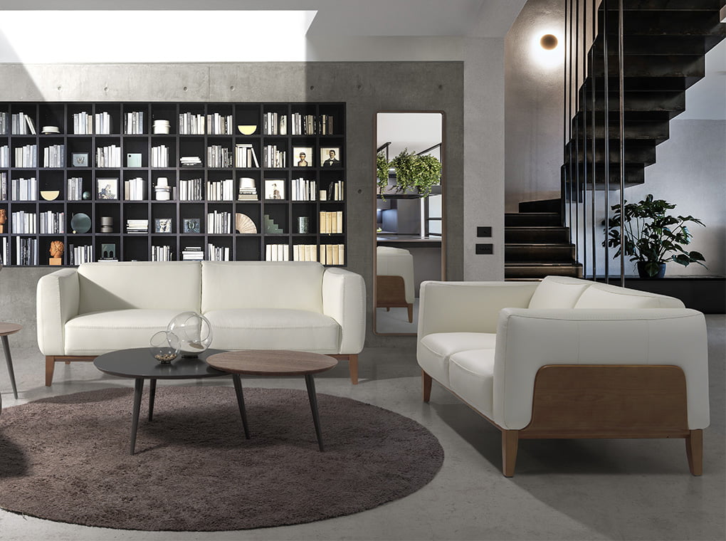 Sofá de dos plazas tapizado en piel blanca Angel Cerdá