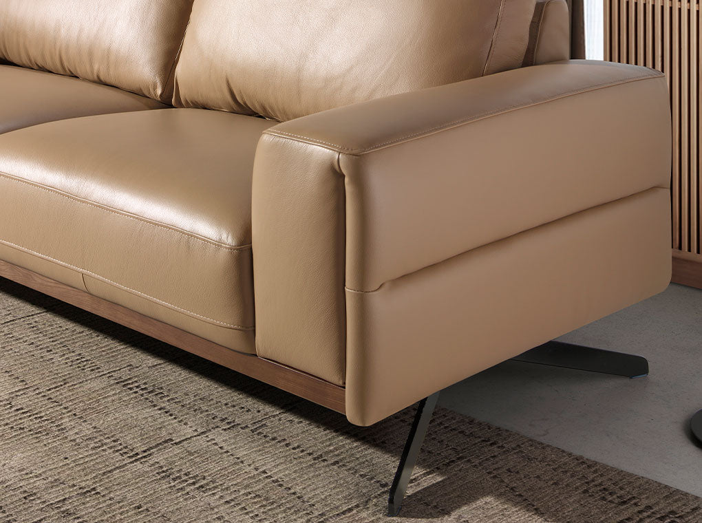Sofá de dos plazas tapizado en piel de color arena de Angel Cerdá