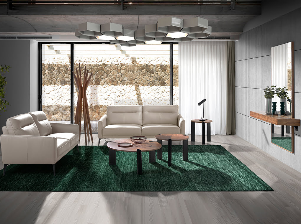 Sofá de dos plazas tapizado en piel gris-taupe Angel Cerdá