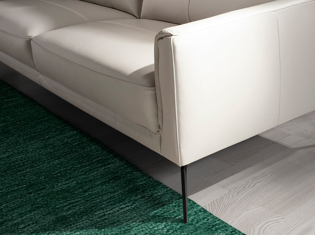 Sofá de dos plazas tapizado en piel gris-taupe Angel Cerdá