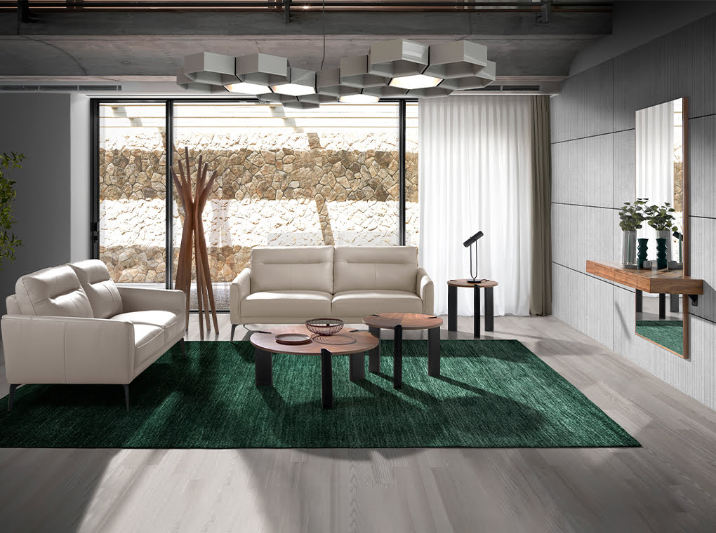 Sofá de 3 plazas tapizado en piel gris-taupe Angel Cerdá.