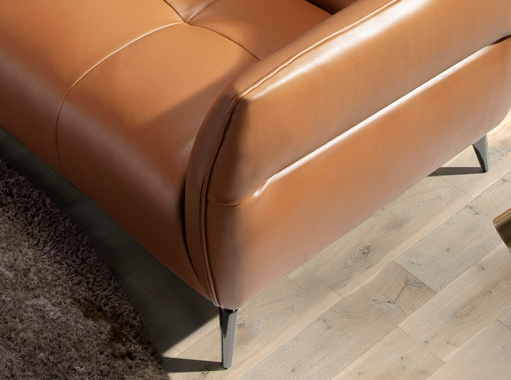 Sofá de diseño moderno tapizado en piel marrón Angel Cerdá.