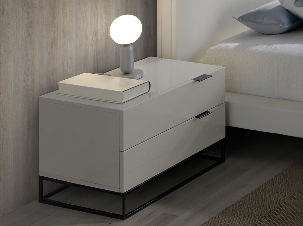 Mesa de noche de DM lacado con patas de acero negro Angel Cerdá