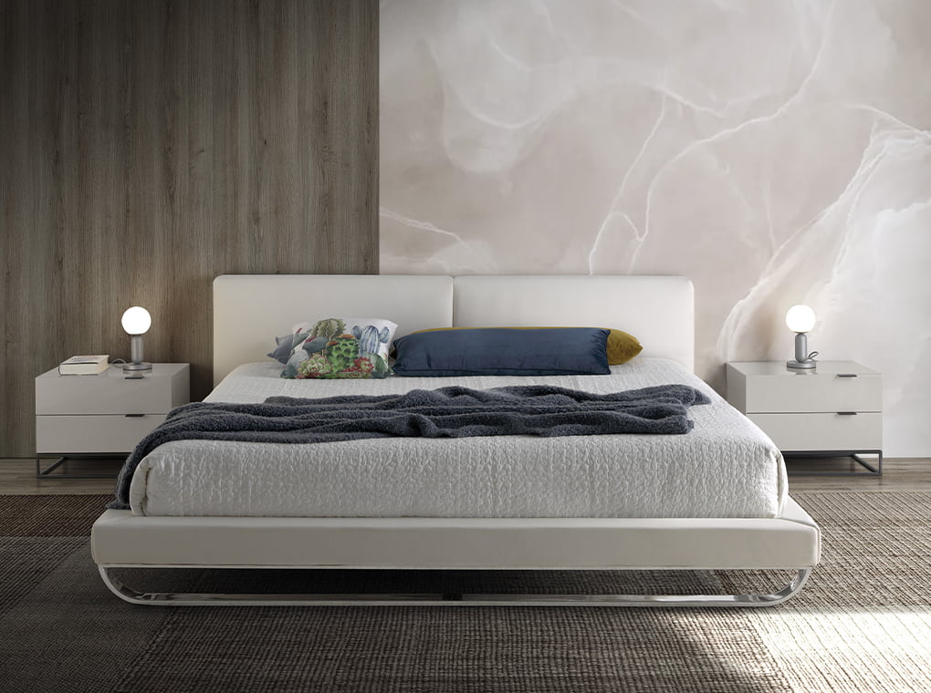 Mesa de noche de DM lacado con patas de acero negro Angel Cerdá