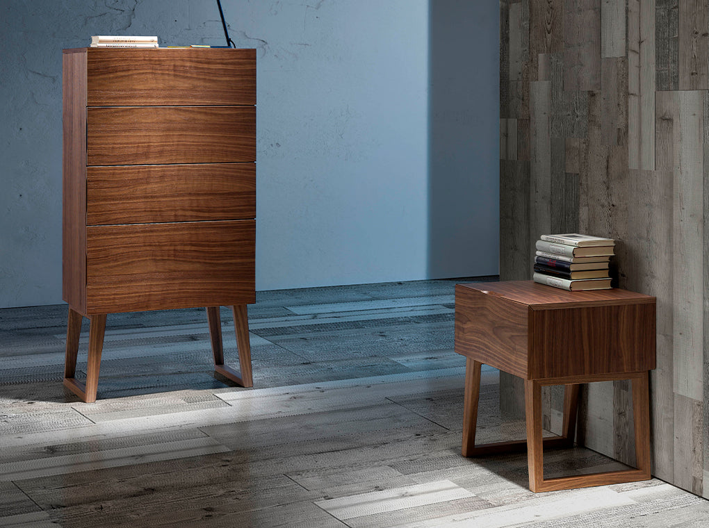 Mesa de noche de nogal con diseño moderno Angel Cerdá