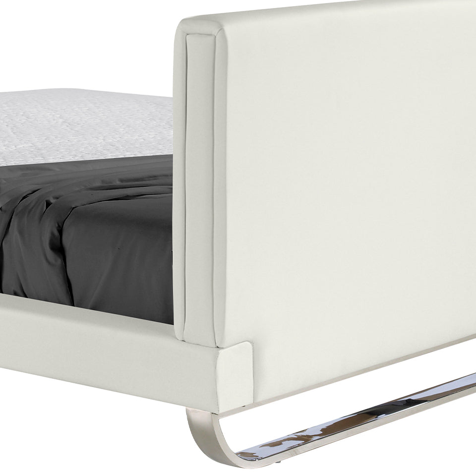 La cama tapizada en piel ecológica blanca de Angel Cerdá