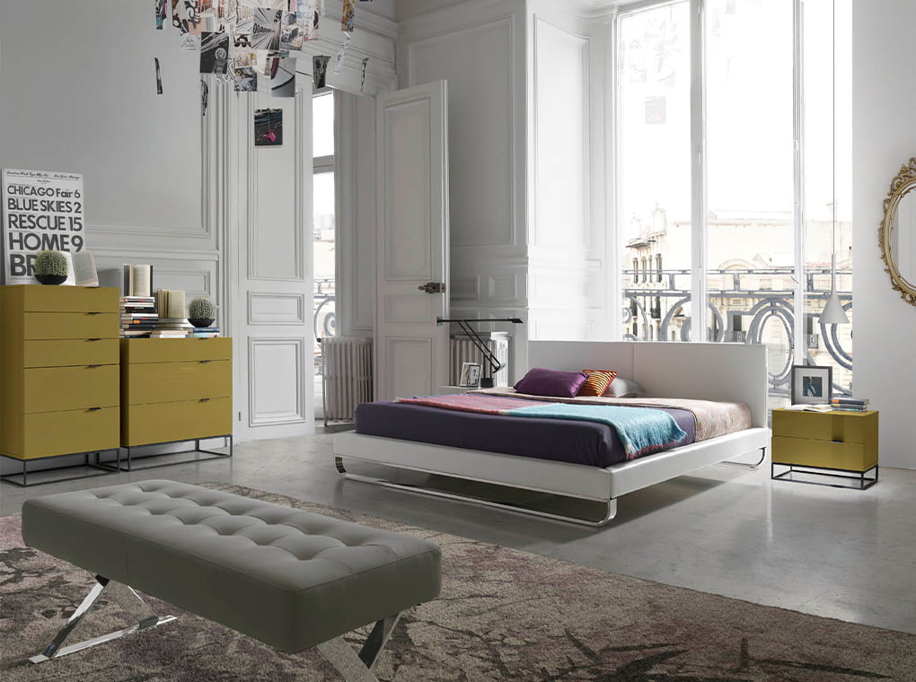 La cama tapizada en piel ecológica blanca de Angel Cerdá