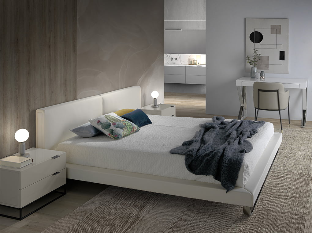 La cama tapizada en piel ecológica blanca de Angel Cerdá