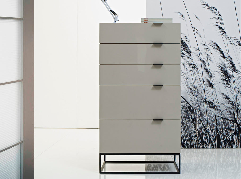 Cómoda moderna de DM con patas de acero negro Angel Cerdá