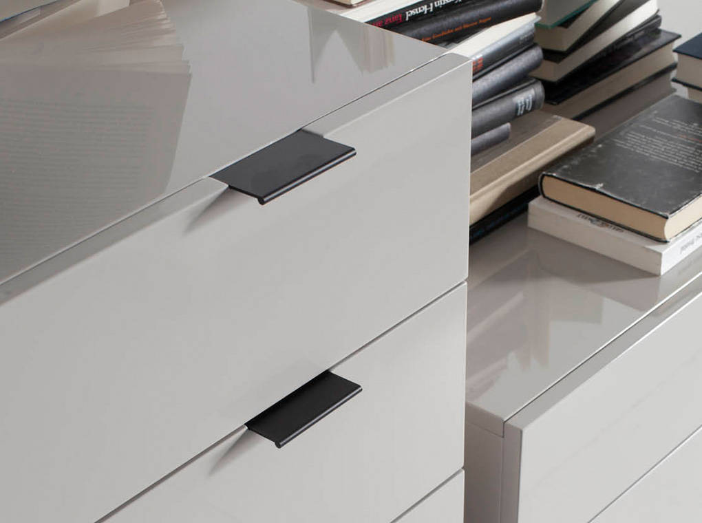 Cómoda moderna de DM con patas de acero negro Angel Cerdá