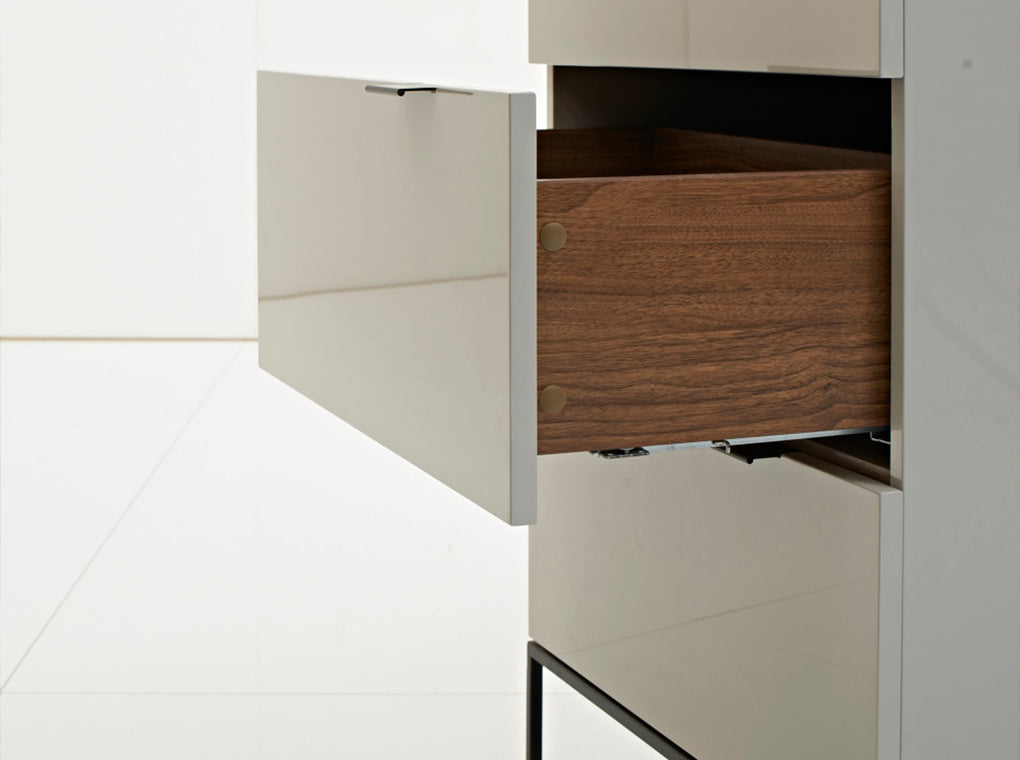 Cómoda moderna de DM con patas de acero negro Angel Cerdá