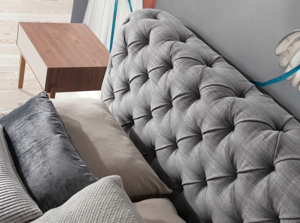 Cama doble tapizado en tela gris y estructura de madera de pino Angel Cerdá