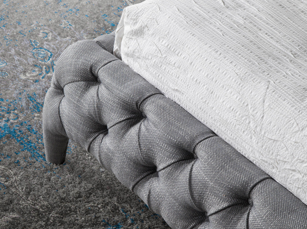 Cama doble tapizado en tela gris y estructura de madera de pino Angel Cerdá