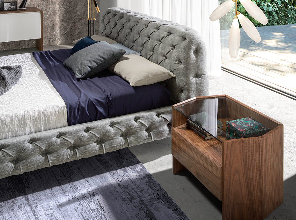 Cama doble tapizado en tela gris y estructura de madera de pino Angel Cerdá