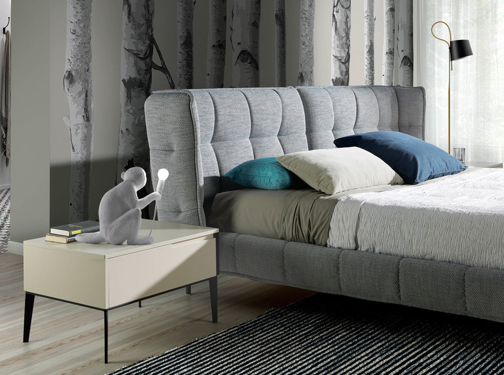 Cama Doble Tapizada en Material Azul y Blanco Angel Cerdá.