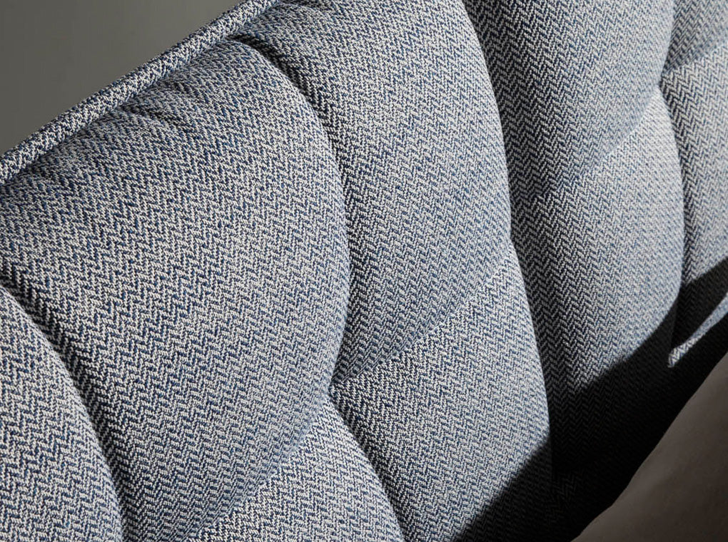 Cama Doble Tapizada en Material Azul y Blanco Angel Cerdá.