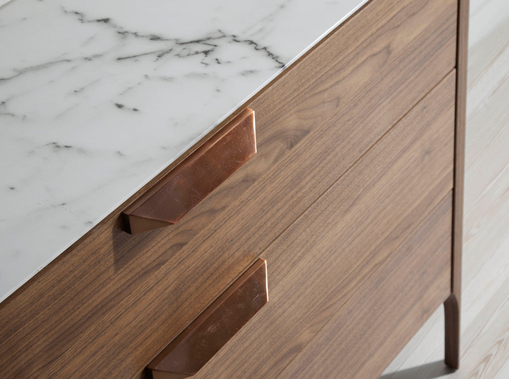 Cómoda con aspecto de mármol de nogal y fibra de vidrio Angel Cerdá
