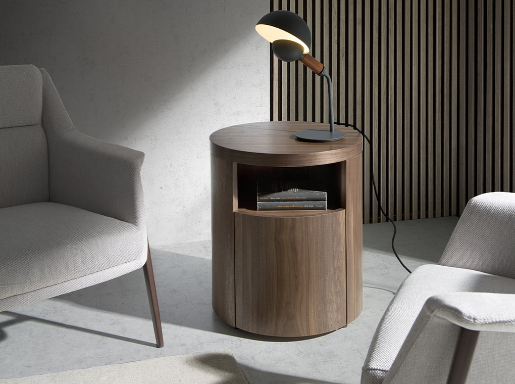 Mesa de noche redonda de nogal con cajón suave Angel Cerdá