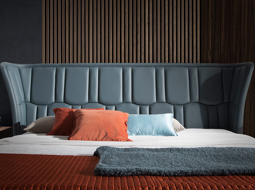 Cama Doble Tapizada en Cuero Ecológico y Estructura Metálica Angel Cerdá.