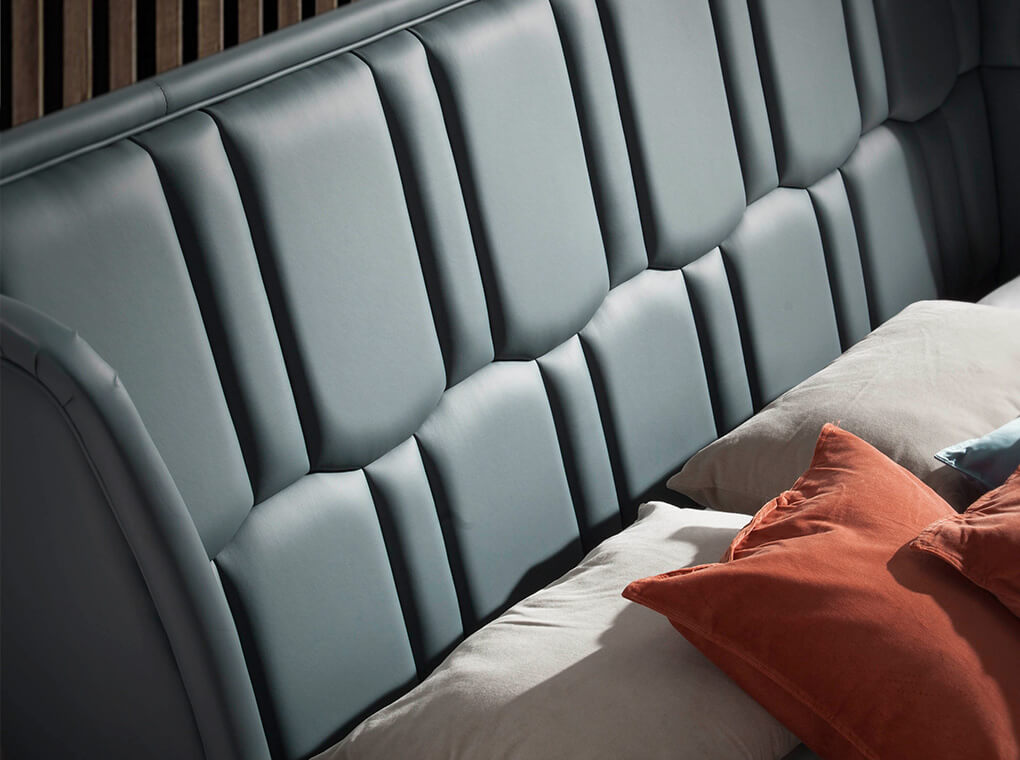 Cama Doble Tapizada en Cuero Ecológico y Estructura Metálica Angel Cerdá.