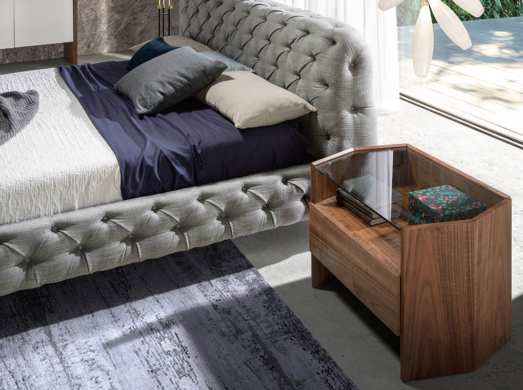 Mesa de noche hexagonal de nogal con tapa de vidrio Angel Cerdá