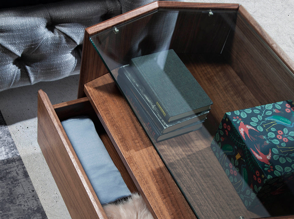 Mesa de noche hexagonal de nogal con tapa de vidrio Angel Cerdá