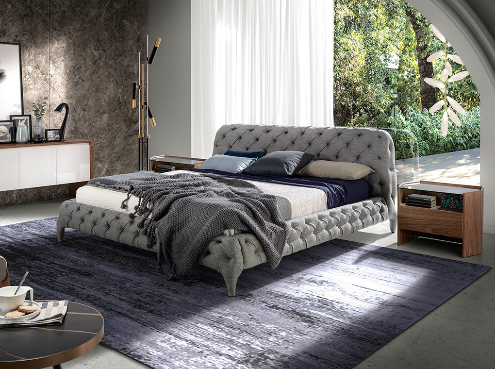 Mesa de noche hexagonal de nogal con tapa de vidrio Angel Cerdá