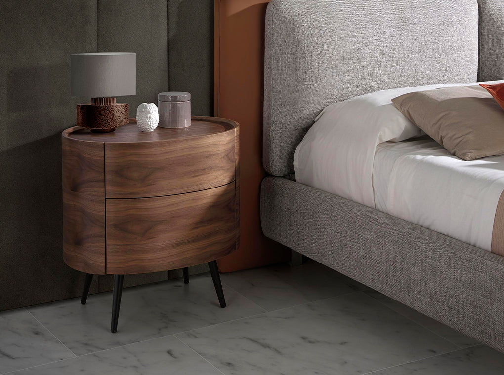 Mesa de noche ovalada de nogal con patas de acero inoxidable Angel Cerdá.