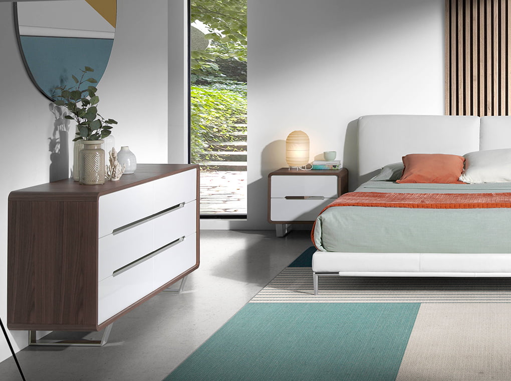 Cómoda de Nogal con cajones blancos brillantes y soporte metálico Angel Cerdá