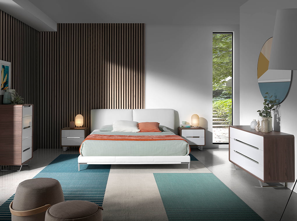 Cómoda de Nogal con cajones blancos brillantes y soporte metálico Angel Cerdá