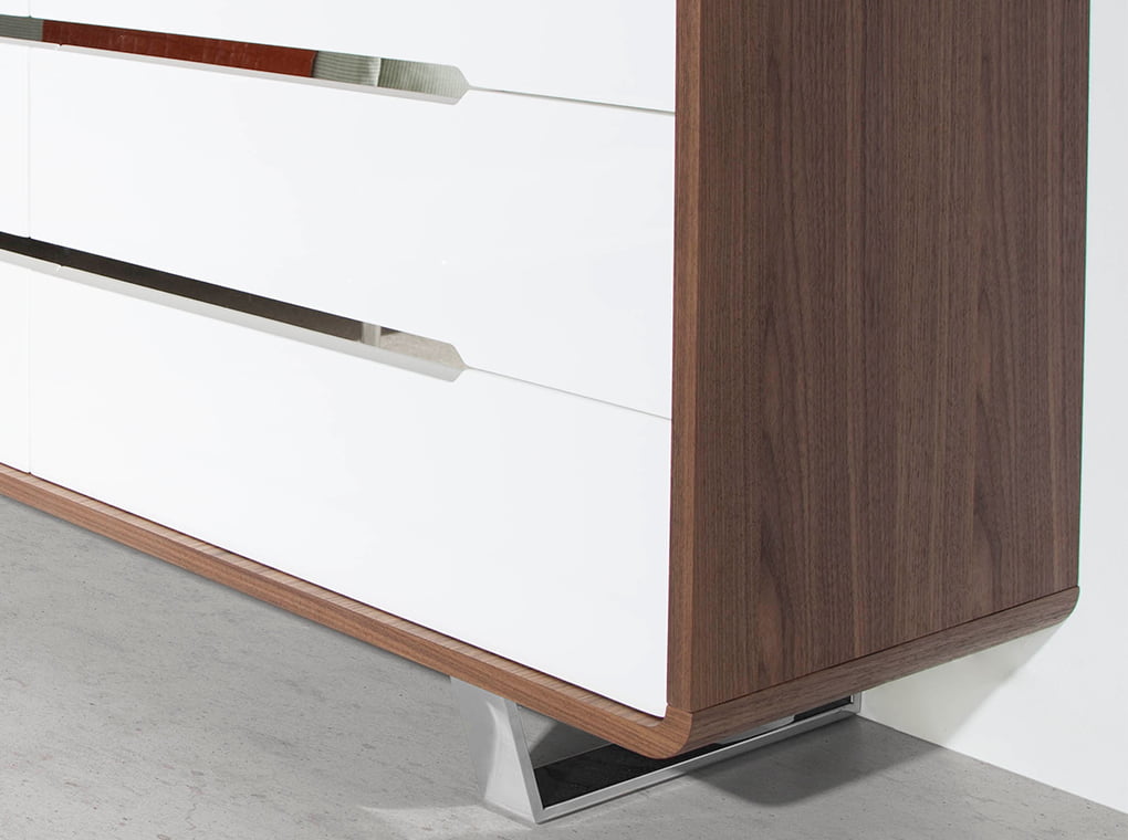 Cómoda de Nogal con cajones blancos brillantes y soporte metálico Angel Cerdá