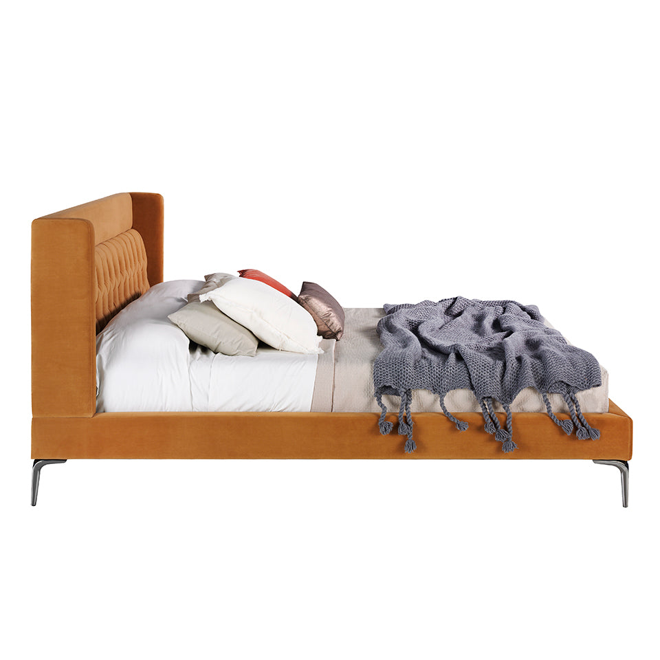 Cama doble tapizado con material aterciopelado matelassé Angel Cerdá.