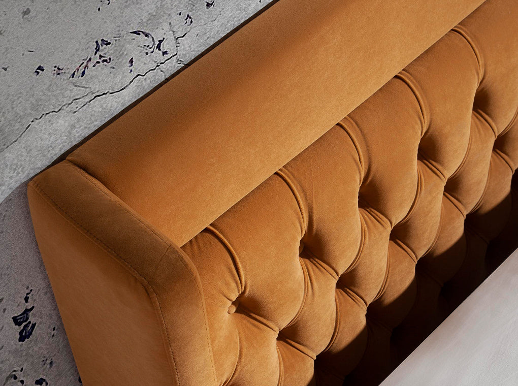 Cama doble tapizado con material aterciopelado matelassé Angel Cerdá.