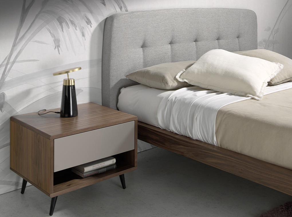 Mesa de noche de madera enchapada con cajón y estante Angel Cerdá