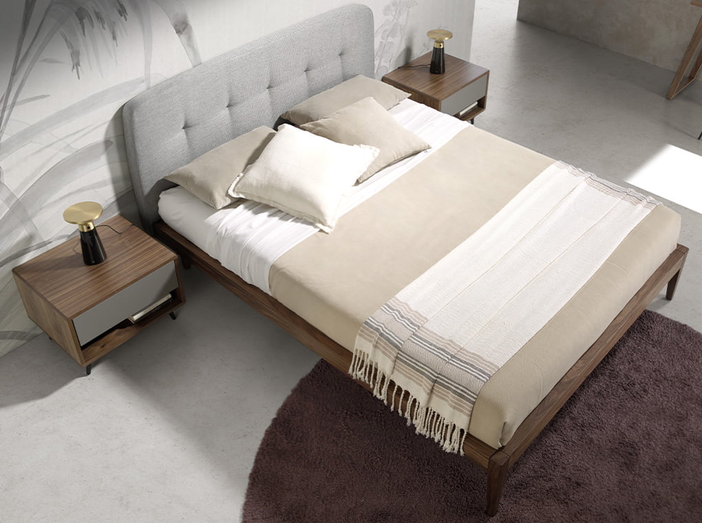 Mesa de noche de madera enchapada con cajón y estante Angel Cerdá