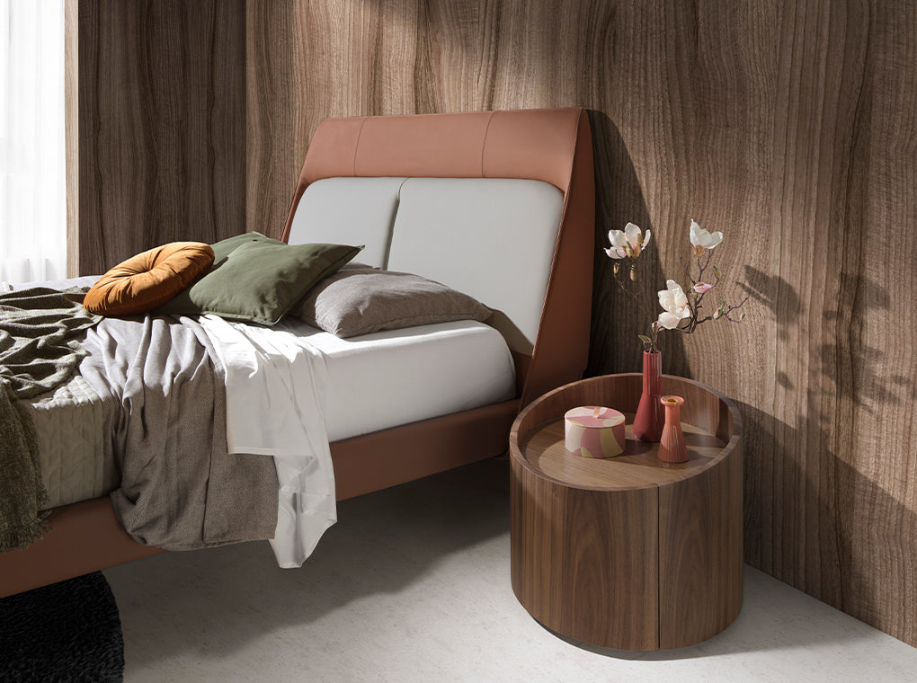 Mesa de noche redonda de nogal con cajón Angel Cerdá