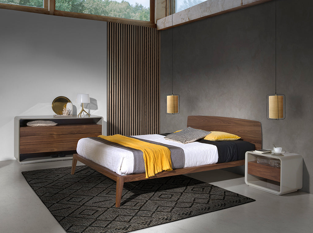 Mesa de noche de madera lacada y nogal Angel Cerdá