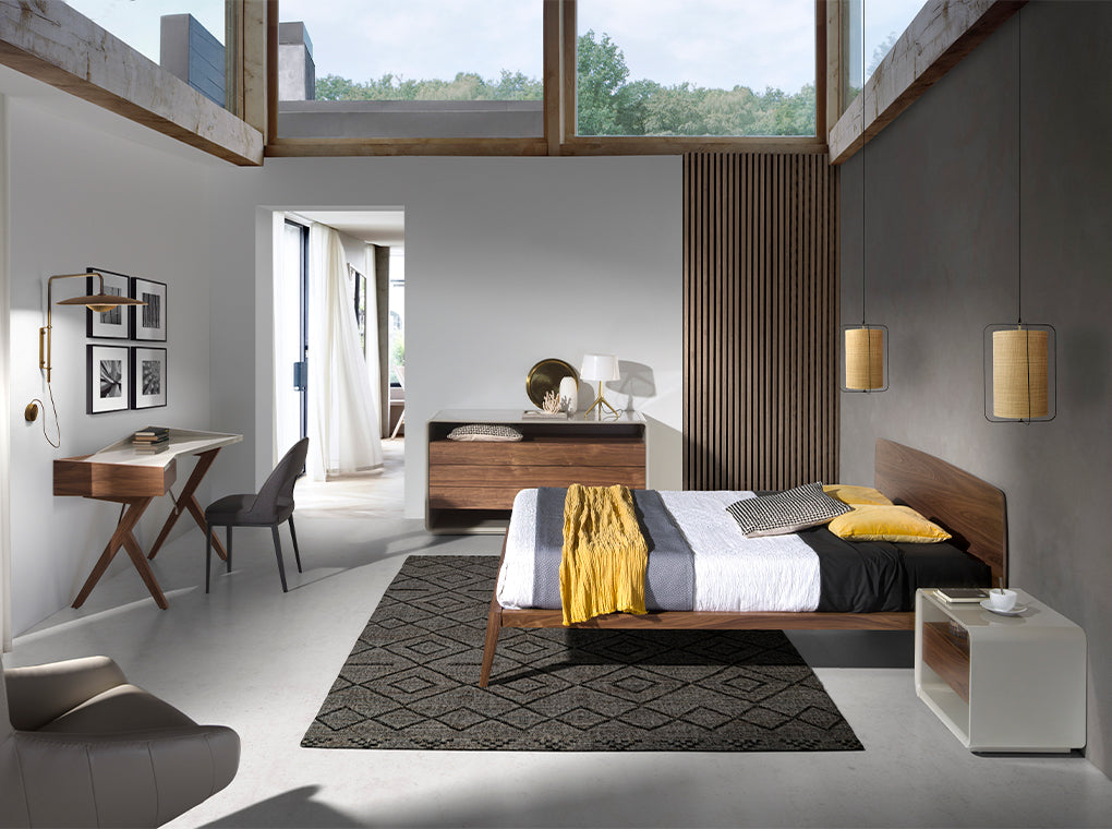 Mesa de noche de madera lacada y nogal Angel Cerdá