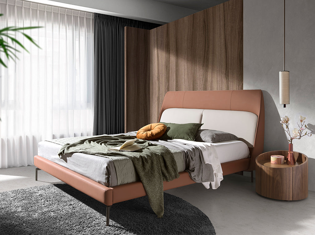 Cama tapizada en piel ecológica marrón y blanca